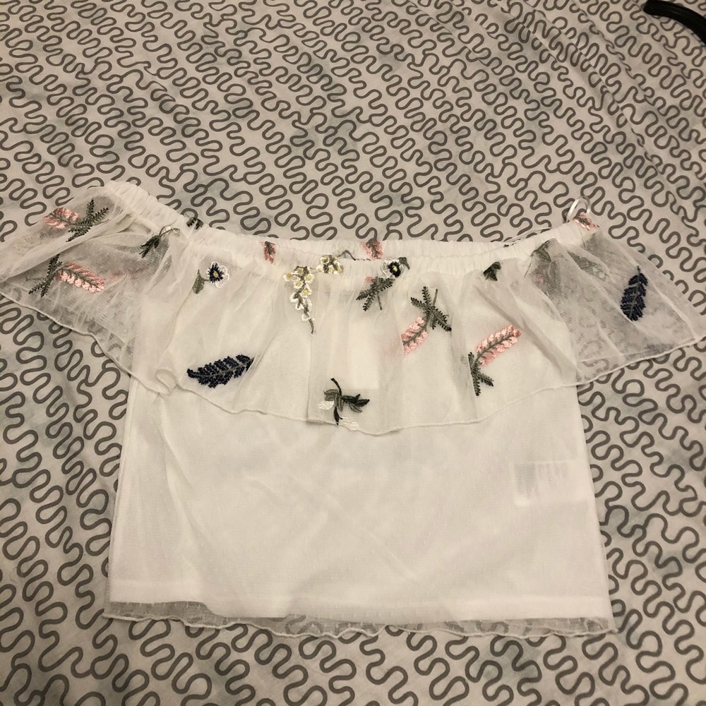 🤍 H & M Off Shoulder Crop Top